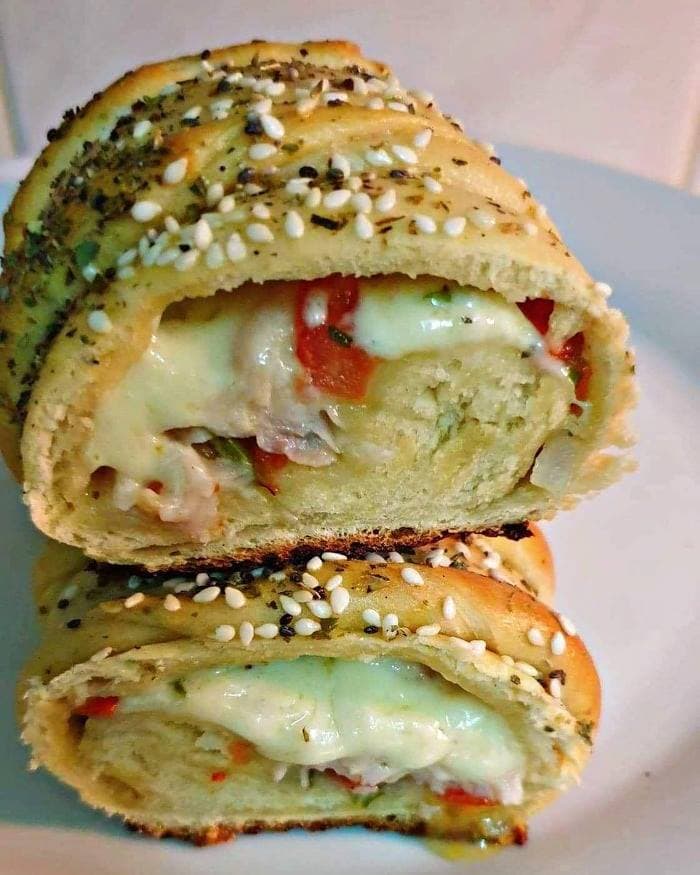 Pão recheado com queijo e presunto