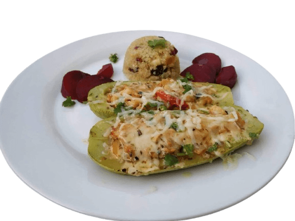 Abobrinha recheada com frango desfiado