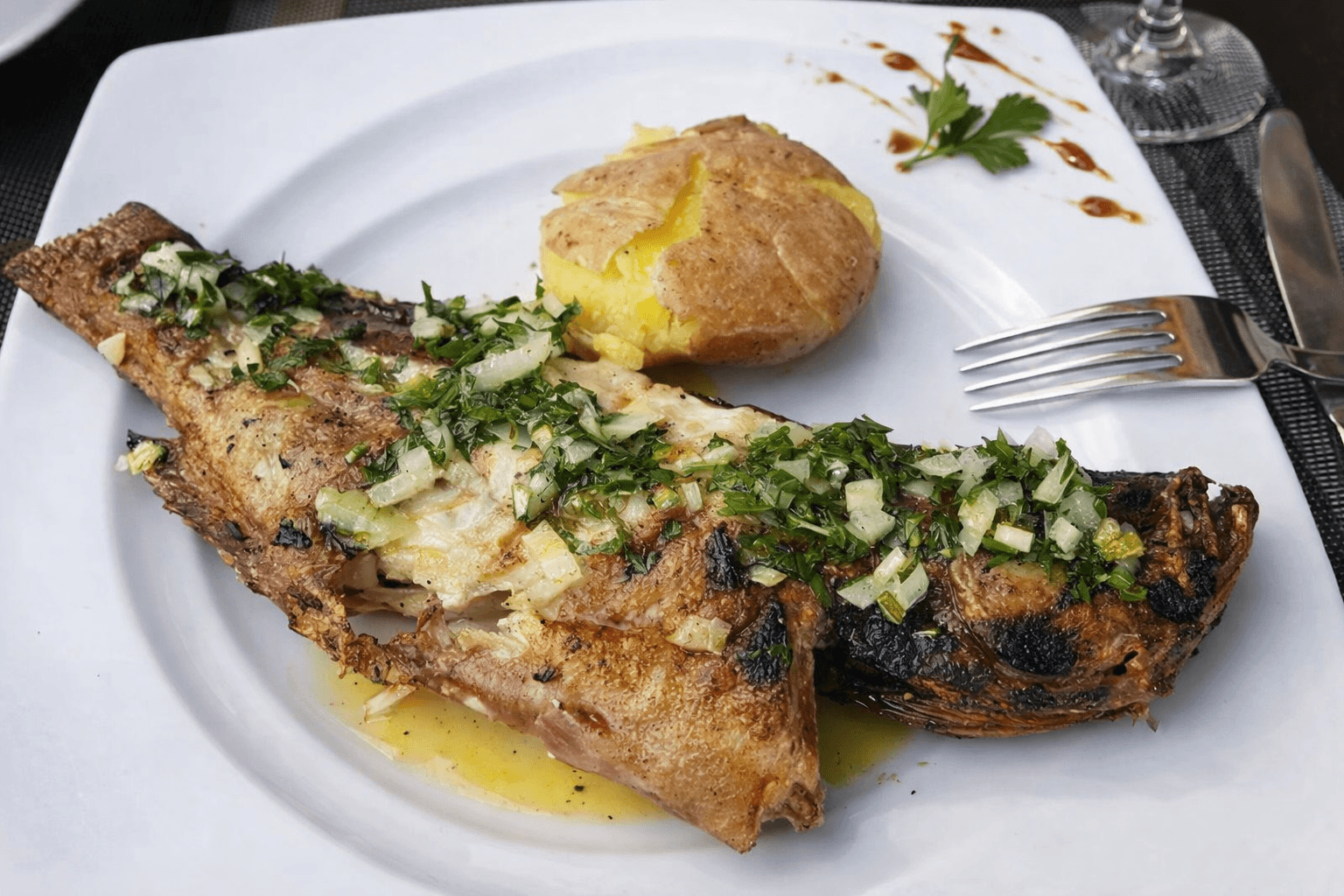 Garoupa grelhada com batata murro